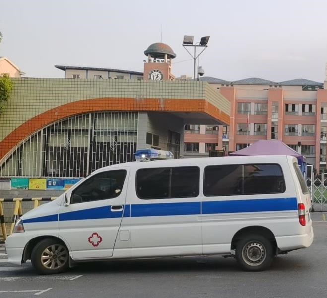 钟山救护车出租护送骨折病人一公里多少钱